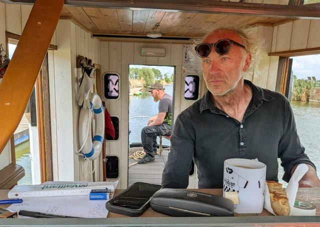 schipper vaart, mecanicien observeert