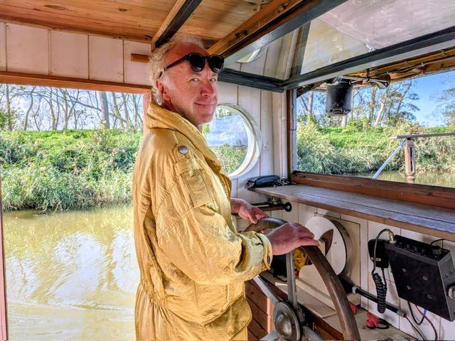 Schipper B kijkt over zijn schouder